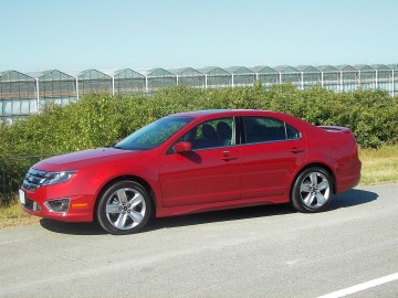  The Fusion AWD Sport version comes with a 3.5-litre V-6 mated to a six-speed automatic. TED LATURNUS FOR THE GLOBE AND MAIL 