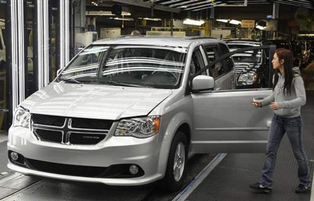 Sergio Marchionne, head of Chrysler and other dignitaries at the Chrysler Windsor Assembly Plant and the revamped 2011 Dodge Caravan and Chrysler Town and Country in Windsor, Ontario in 2011. (Daniel Mears / The Detroit News)