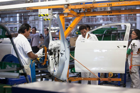 Workers in the Golf vehicle section of the Volkswagen factory in Puebla, Mexico, on Jan. 21, 2015. (Brett Gundlock for The Globe and Mail)