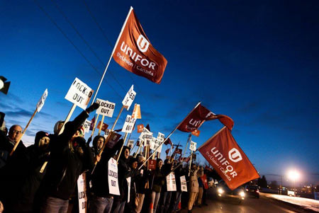  Members of Unifor Local 594 hold signs during a rally outside the Co-op Refinery in Regina on Thursday December 5, 2019. Michael Bell / The Canadian Press 