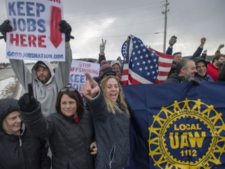Amy Drennen, center, of Lordstown, Ohio, an employee at General Motors for 12 years, gathers with other supporters and laid off workers outside General Motors assembly plant, Wednesday, March 6, 2019, in Lordstown, Ohio. (Photo: Steph Chambers / AP)