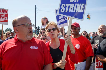 Senator Elizabeth Warren walks alongside GM UAW members and supporters on the picket line at the Detroit-Hamtramck assembly plant. (Photo: Elaine Cromie, Special to the Detroit News)