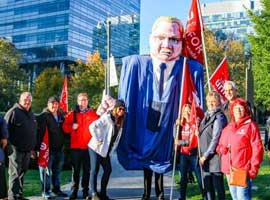 Unifor members protest against Bill 124 and hospital cuts. 